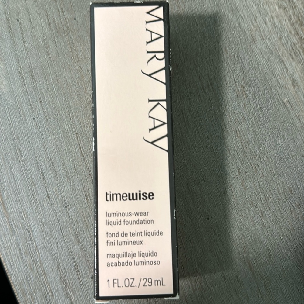 NIB Mary Kay Ivory 6